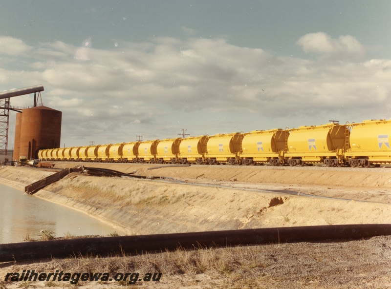 P03879
2 of 2, XE class ilmenite hoppers loading mineral sands, side view, Eneabba.
