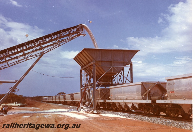 P03942
XNG class wagons on a salt train being loaded, Lake Lefroy.
