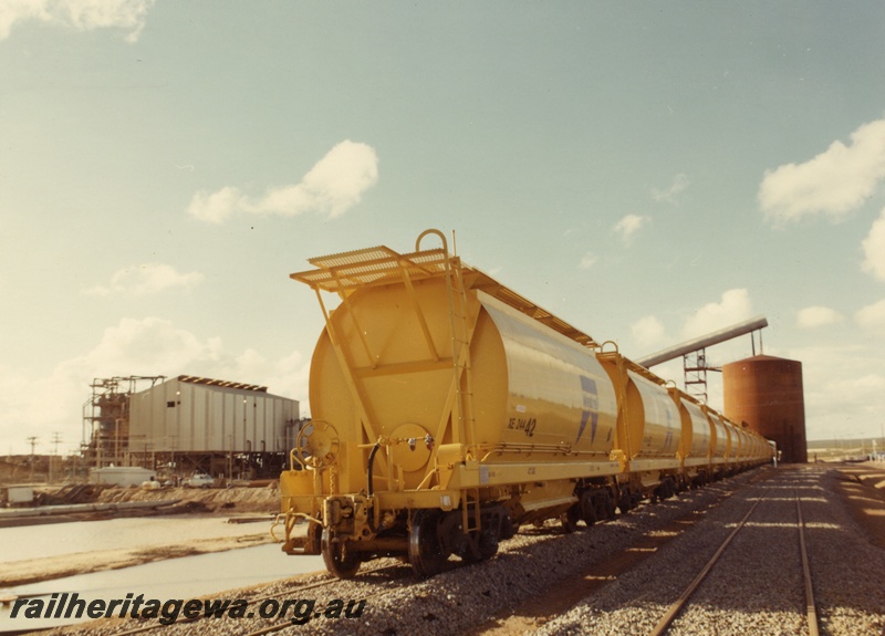 P04033
5 of 5 images, XE class wagons, loading with mineral sands, Eneabba, DE line
