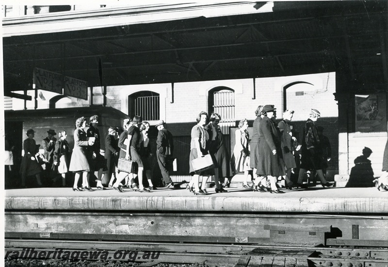 P04054
Passengers on platform, Perth station, ER line
