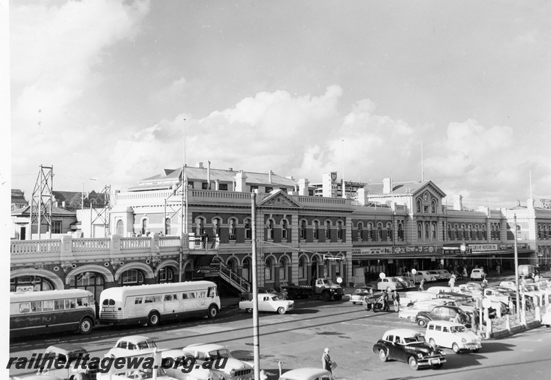 P04084
Perth Railway Station, buses and carpark in foreground, c1960
