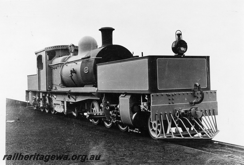 P04109
M class 2-6-0 + 0-6-2 Garratt locomotive in builder's photographic livery, side and front view

