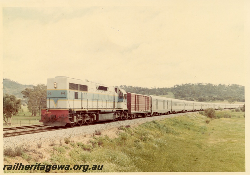 P04166
1 of 5 L class 264 in original livery, long hood leading hauling the 