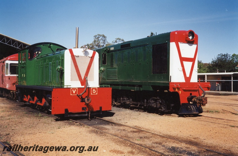 P04244
Hotham Valley Railway V class 5 and Y class 1116, Hotham Valley Railway depot, Dwellingup, PN line, side and front views
