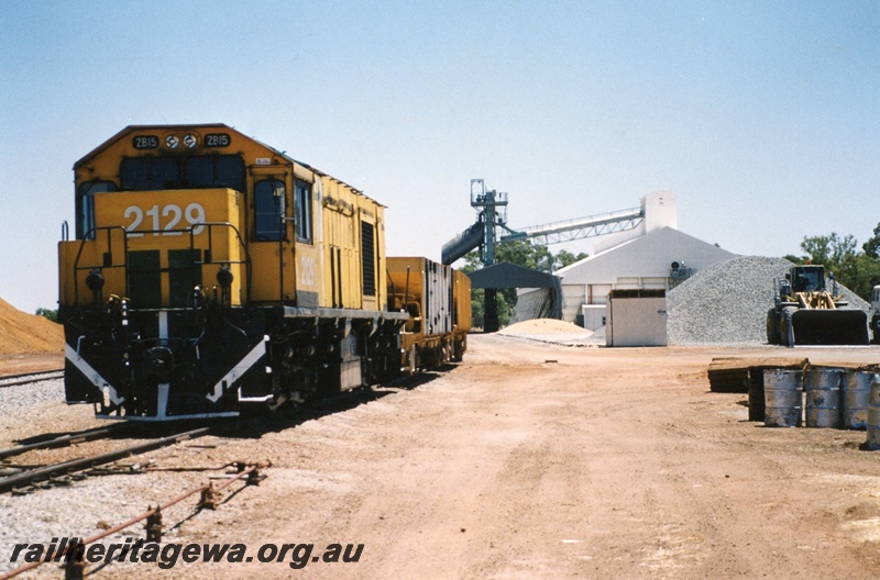 P04287
ZB class 2129, on track work train, Bindi Bindi, CM line, ballast pile and front end loader on right
