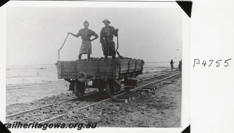 P04755
PWD H class wagon, NW tramway, unloading ballast
