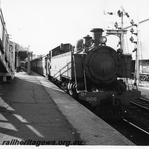 P05588
DD class 596, Perth Station, suburban passenger train
