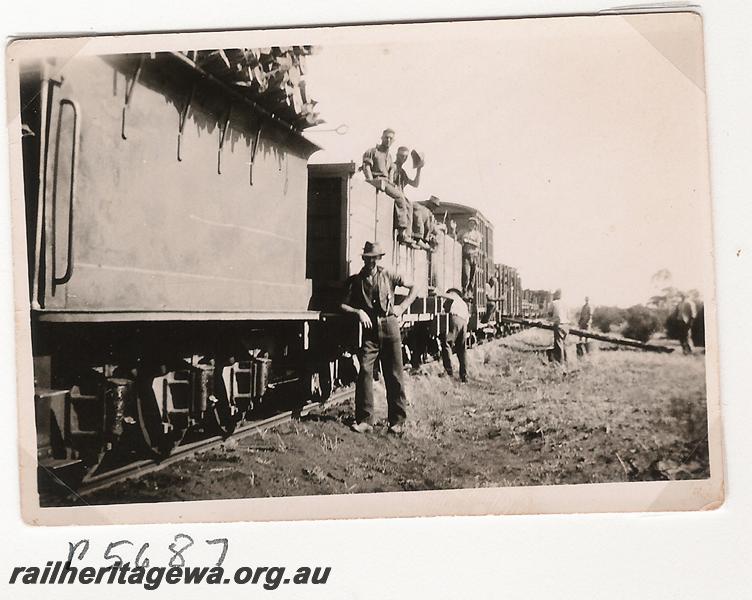 P05687
WA Goldfields Firewood Co. rail recovering train. at Calooli
