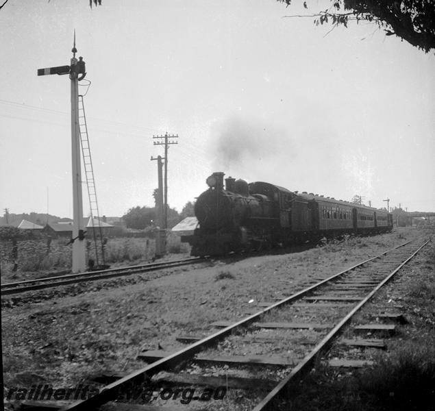 P06079
E class 292 with a high sided tender, Bunbury, SWR line, departing with 7.40 am passenger train to Perth
