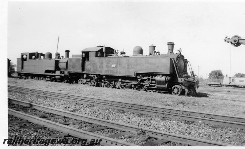 P06528
DD class 592, K class 102, East Perth loco depot, side and front views
