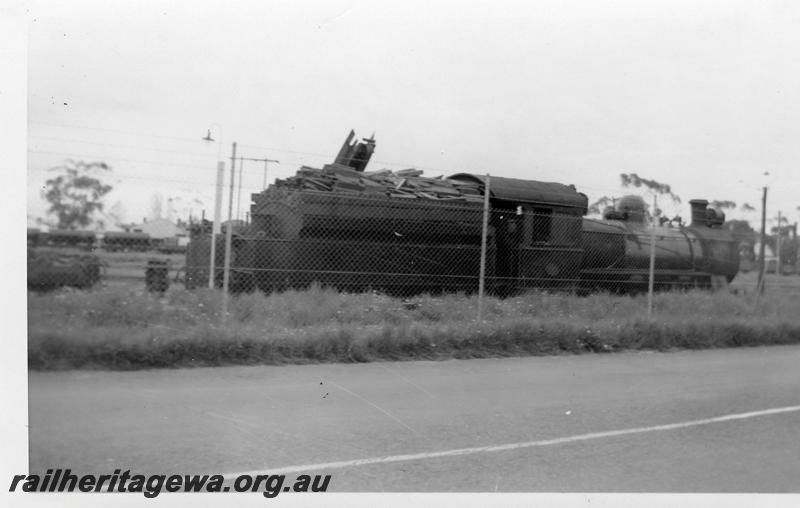 P06539
FS class 363, Wood depot, East Perth loco depot, tender being loaded with firewood, view from rear
