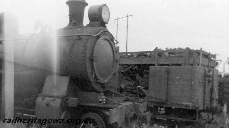 P06540
FS class 363, Wood depot, East Perth loco depot, tender being loaded with firewood, view from front.
