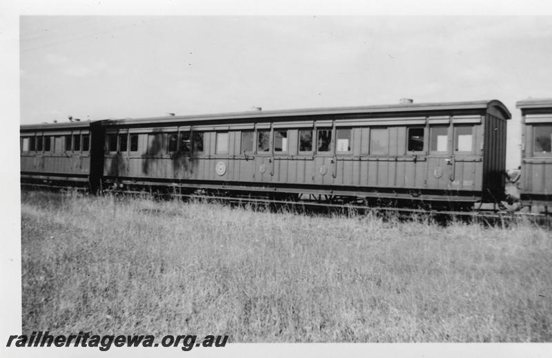 P06542
AA class 207 carriage, East Perth, side and end view
