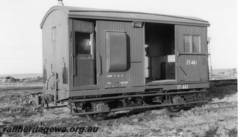 P06634
ZF class 441, 4 wheel brakevan, Robbs Jetty, end and side view
