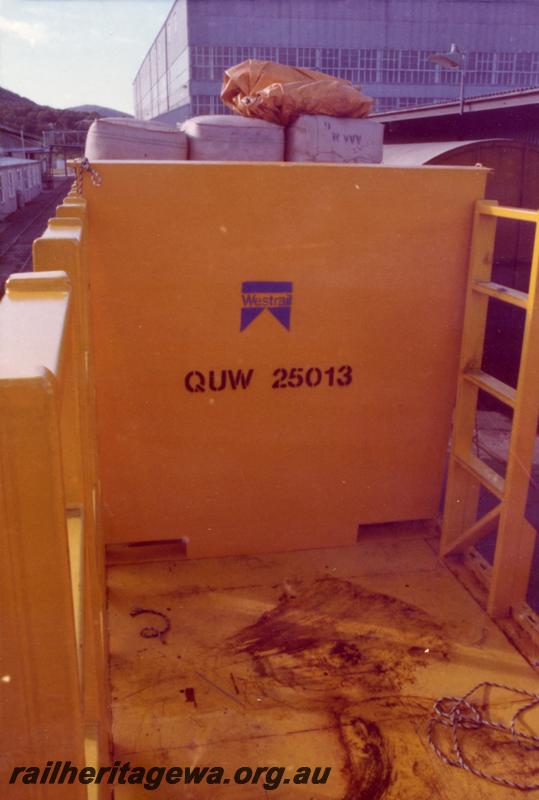 P06788
QUW class 25013, flat wagon adapted for transporting wool bales, inside end view
