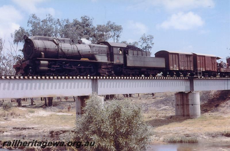 P06881
S class, steel girder bridge, Picton, SWR line, goods train
