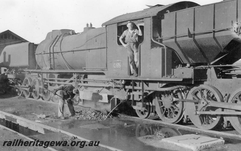 P06896
ASG class 55 Garratt, Kalgoorlie, crew member raking out the firebox, view along the side looking towards the front of the loco
