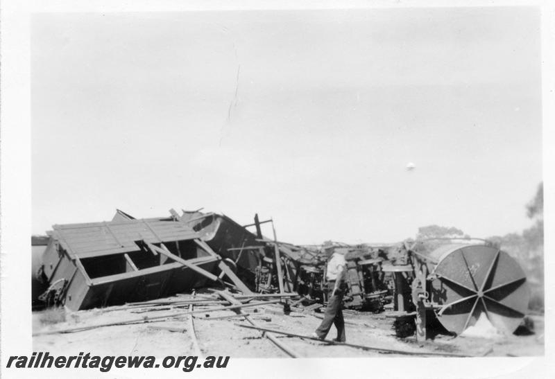 P06937
Derailment at Unknown location, view shows end view of derailed JG class tank wagon
