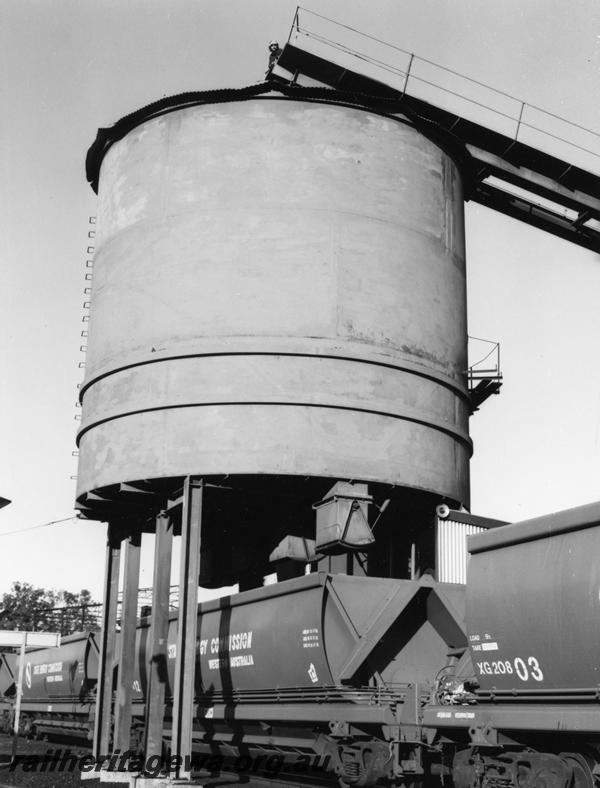 P06943
XG class coal hopper, being loaded with coal

