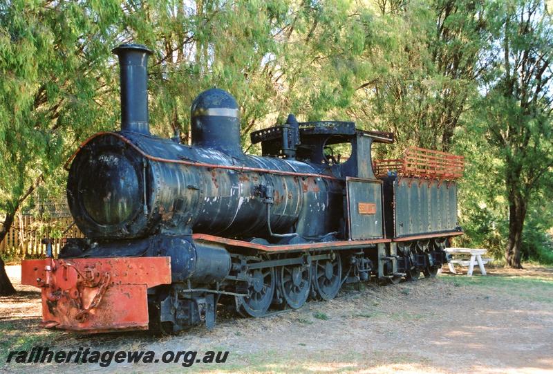 P06983
SSM loco No.7, Pemberton, front and side view, on display, looking forlorn
