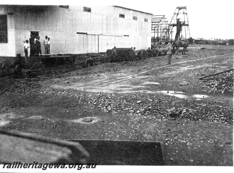 P07017
6 of 7 photos of the construction of the Cue - Big Bell railway, NR line, laying final pair of rails
