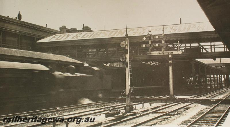 P07235
Perth Station platforms, looking across to platform 1. Advertisement for 