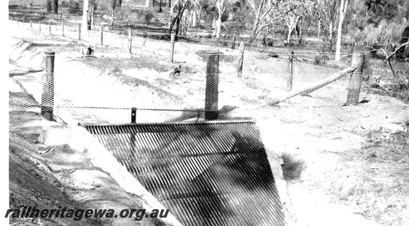 P07335
31 of 32 photos of the construction of the railway dam at Hillman, BN line, debris arrester on main channel
