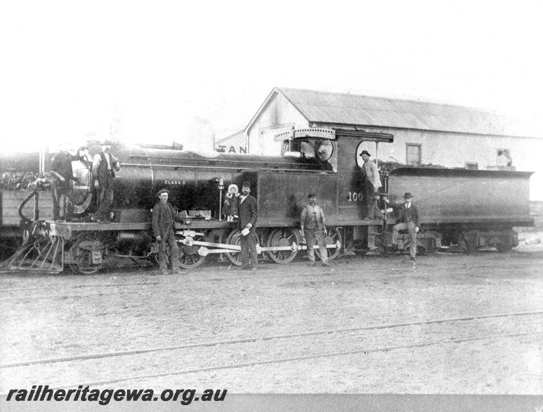 P07424
O class 100 with workers, front and side view
