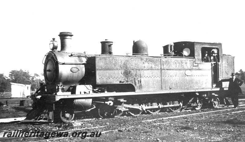 P07427
K class 195 with crew, Midland Junction, front and side view
