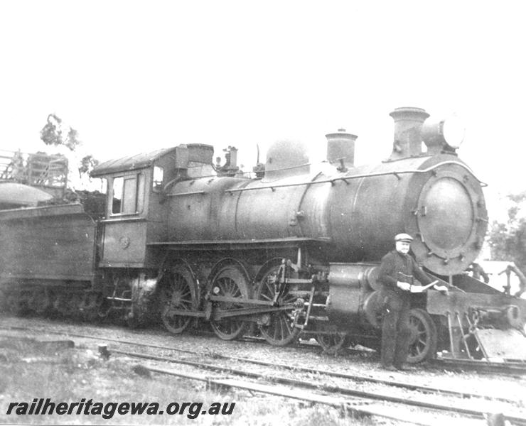 P07430
E class 345 with crew member with oil can, side and front view
