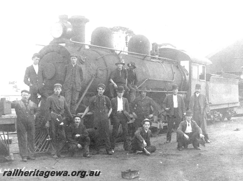 P07431
EC class with workers, Wagin loco depot, front and side view, same as P0229
