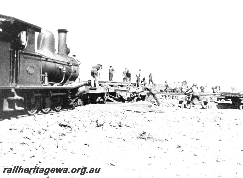 P07432
G class loco, track laying gangs, tracklaying in the Murchison
