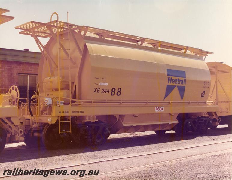 P07442
XE class 24488 mineral sands hopper, end and side view
