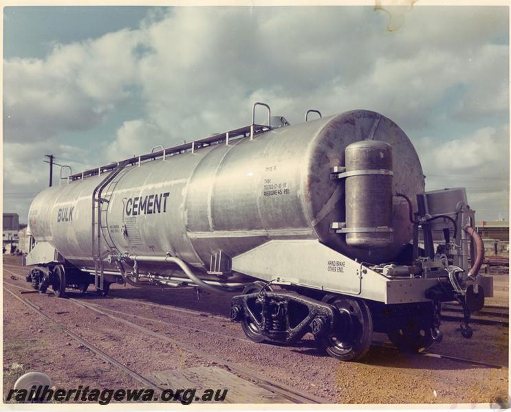 P07443
XR class bulk cement tanker, side and end view
