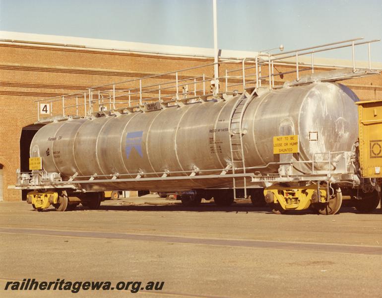 P07446
JPA class 14584 furnace oil tanker, side and end view
