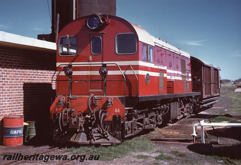 P07511
MRWA F class 44, brakevan, water tower, Mingenew, MR line, end and side view
