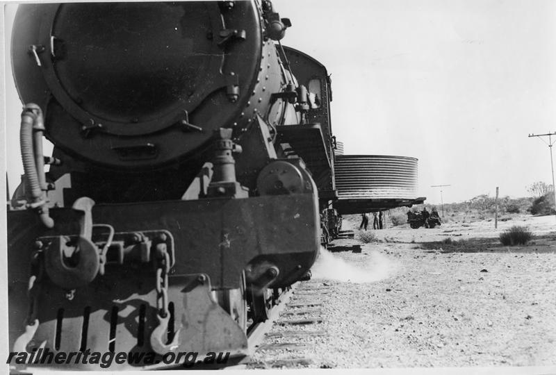 P07541
E class 299, Karralee, EGR line, with out of gauge load of water tanks, head on view
