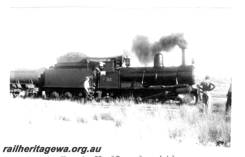 P07724
G class 32 with crew, Port Hedland, PM line, side view, front and side view
