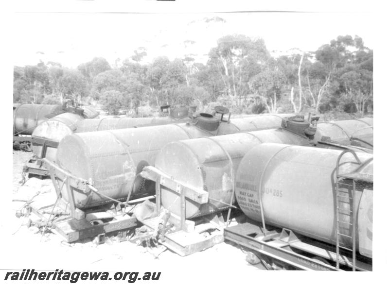 P07751
2 of 6 views of a derailment at Norseman, CE line on 31.1.1962. Ted Bosworth was the Officer In Charge of the Breakdown crew. End view of JD class tank wagons derailed.
