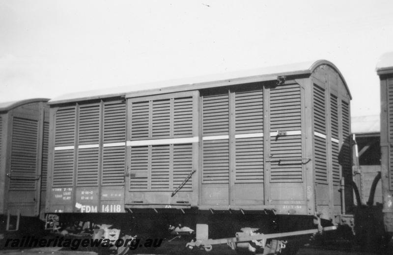 P07929
FDM class 14118, louvered van for transporting meat, side and end view
