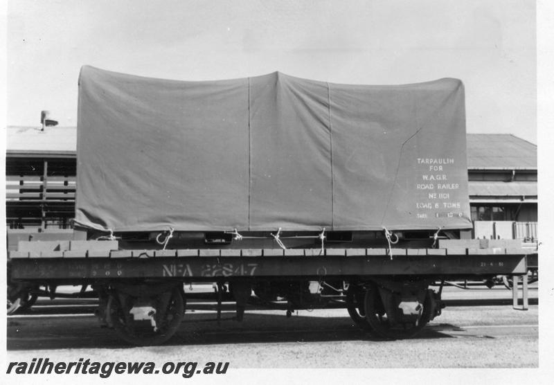 P08016
NFA class 22847 with tarpaulin load, side view
