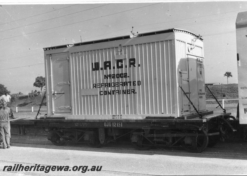 P08022
QJG class with container No.2002, side and end view
