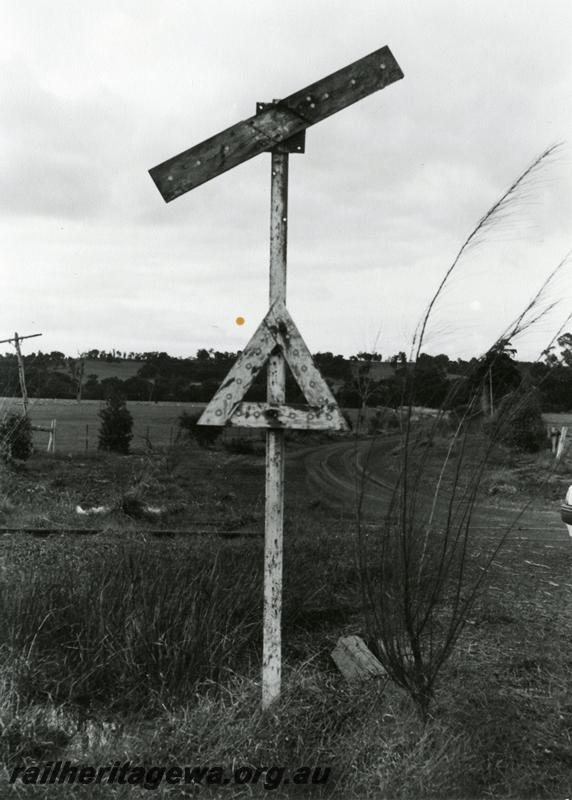 P08116
Level crossing sign, derelict, Boddington, PN line
