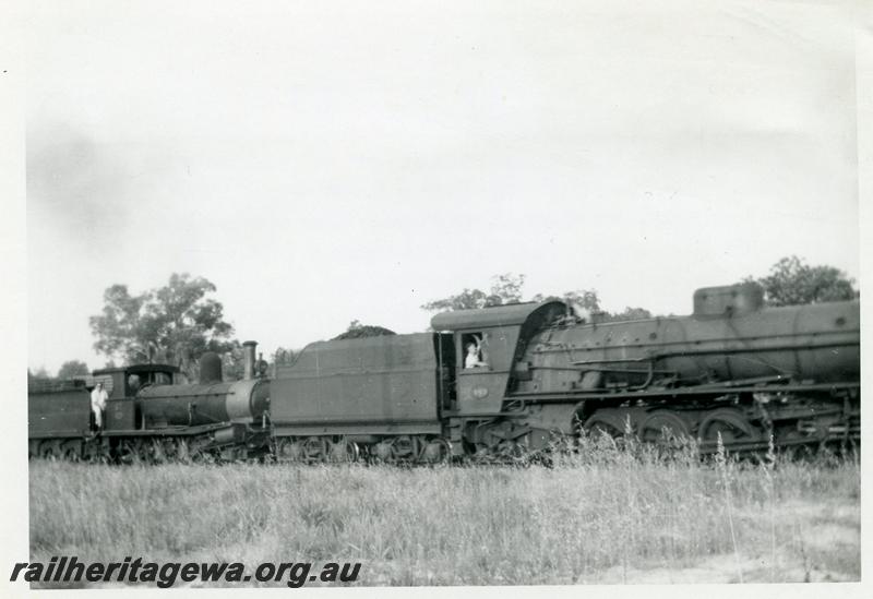 P08120
W class 943, Millars loco No.67 being transferred from Yarloop to Jardee.
