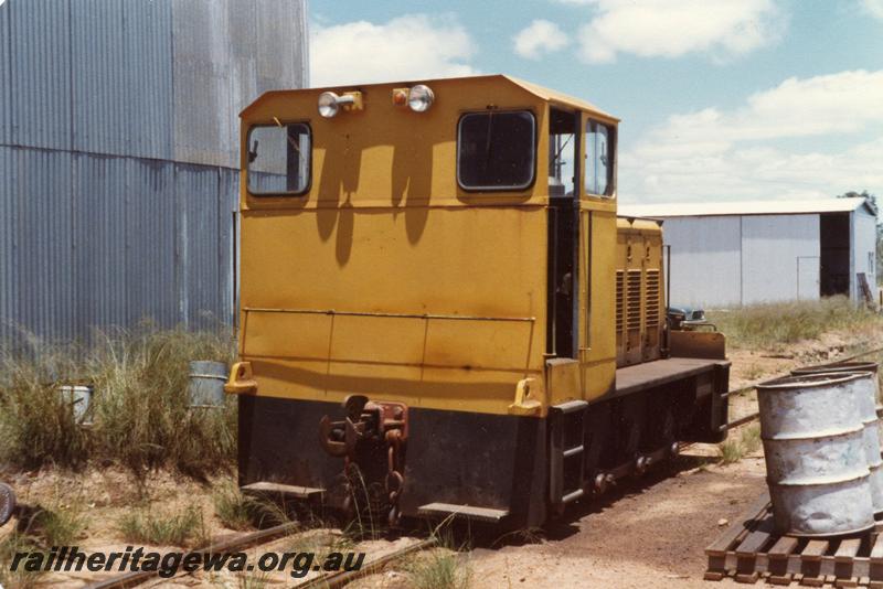 P08121
Millars 0-6-0 diesel loco, Yarloop, end and side view
