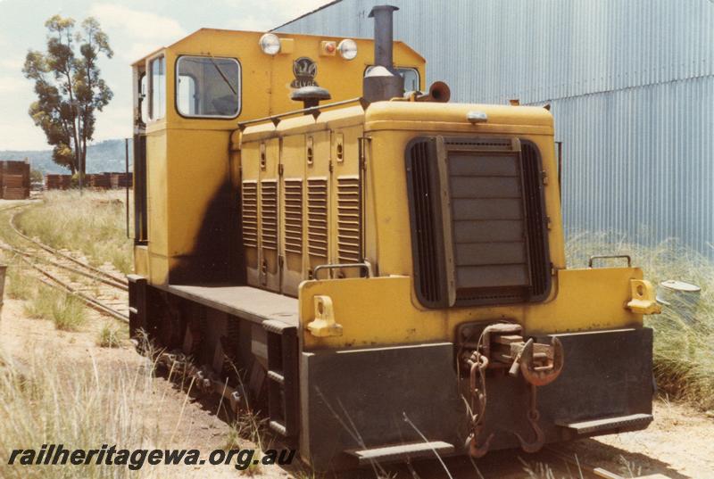 P08122
Millars 0-6-0 diesel loco, Yarloop, side and front view
