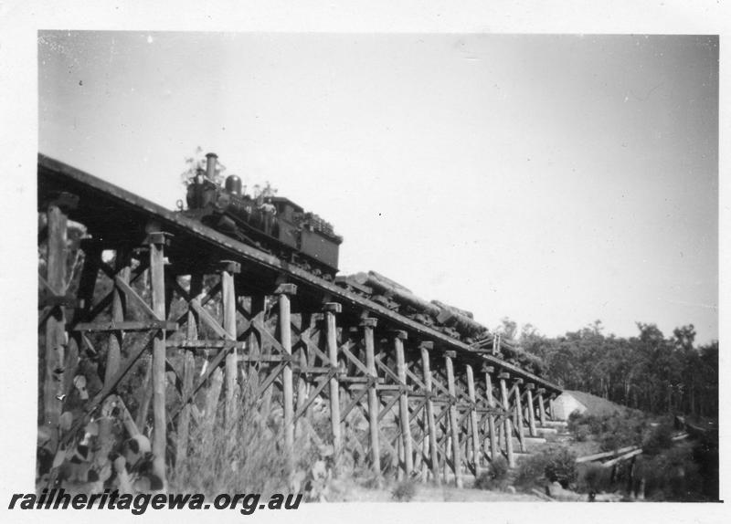 P08142
G class 112, log rake, trestle bridge, Asquith, hauling a log train across the bridge.
