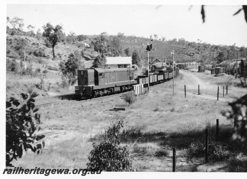 P08227
A class 1501. station, Swan View, ER line, goods train passing through station heading east.
