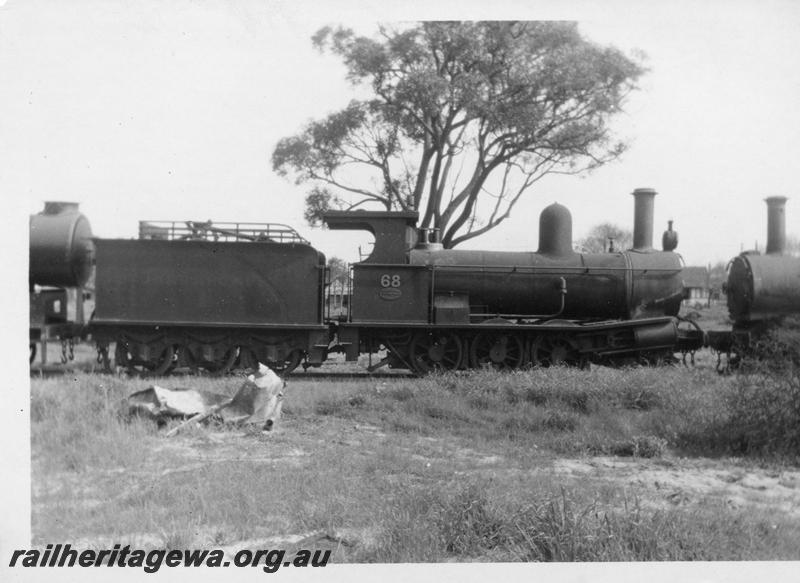 P08276
Millars loco No.68, stowed at Yarloop, side view
