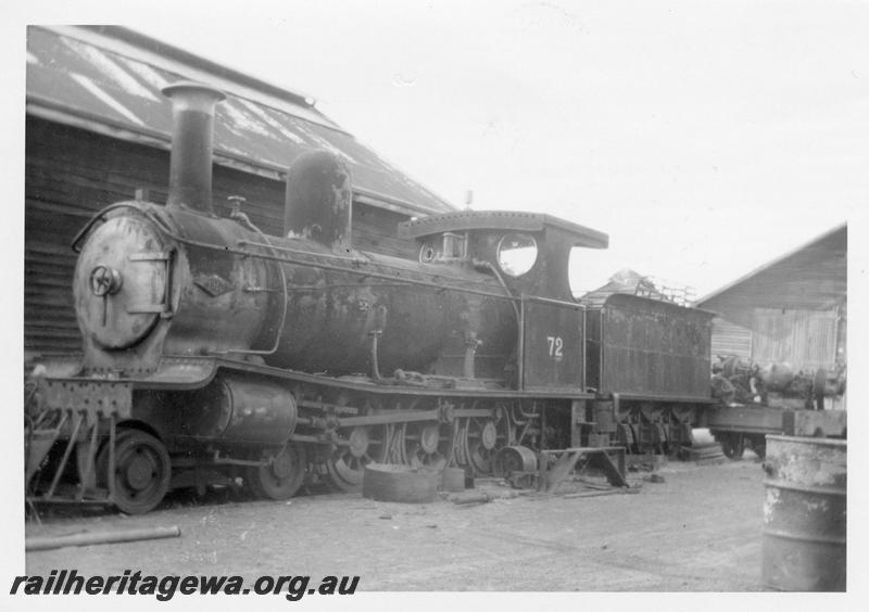 P08285
Millars loco No.72, Yarloop, front and side view
